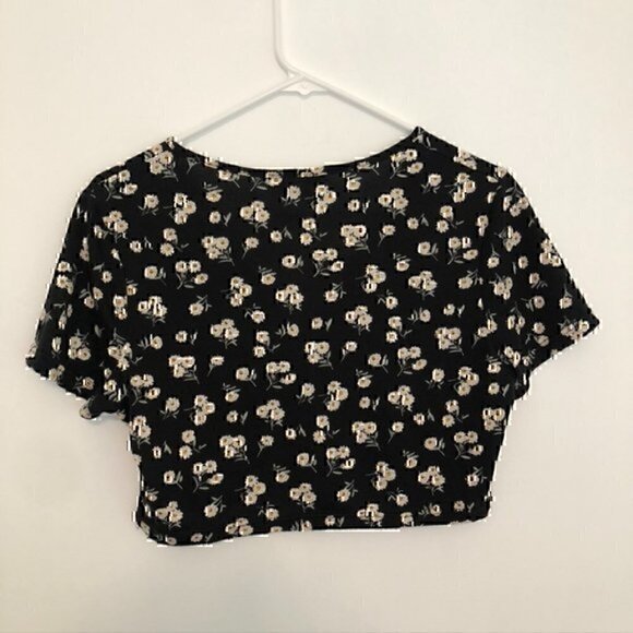 SHEIN Quite Ditsy Floral Print Surplice Neck Crop Top Tee Black White Daisy 12 - Picture 10 of 12